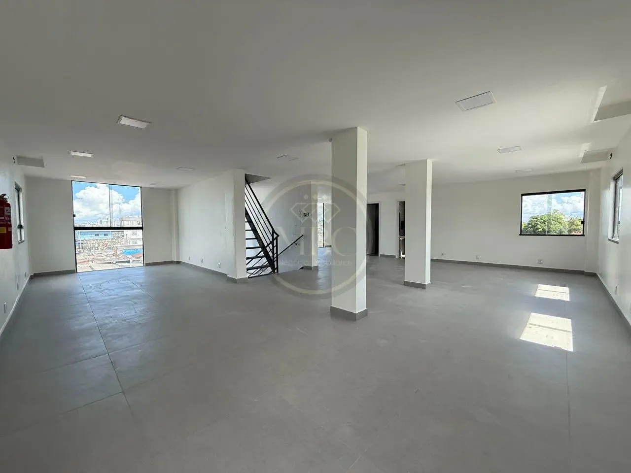 Prédio comercial disponível para locação no Parque 10