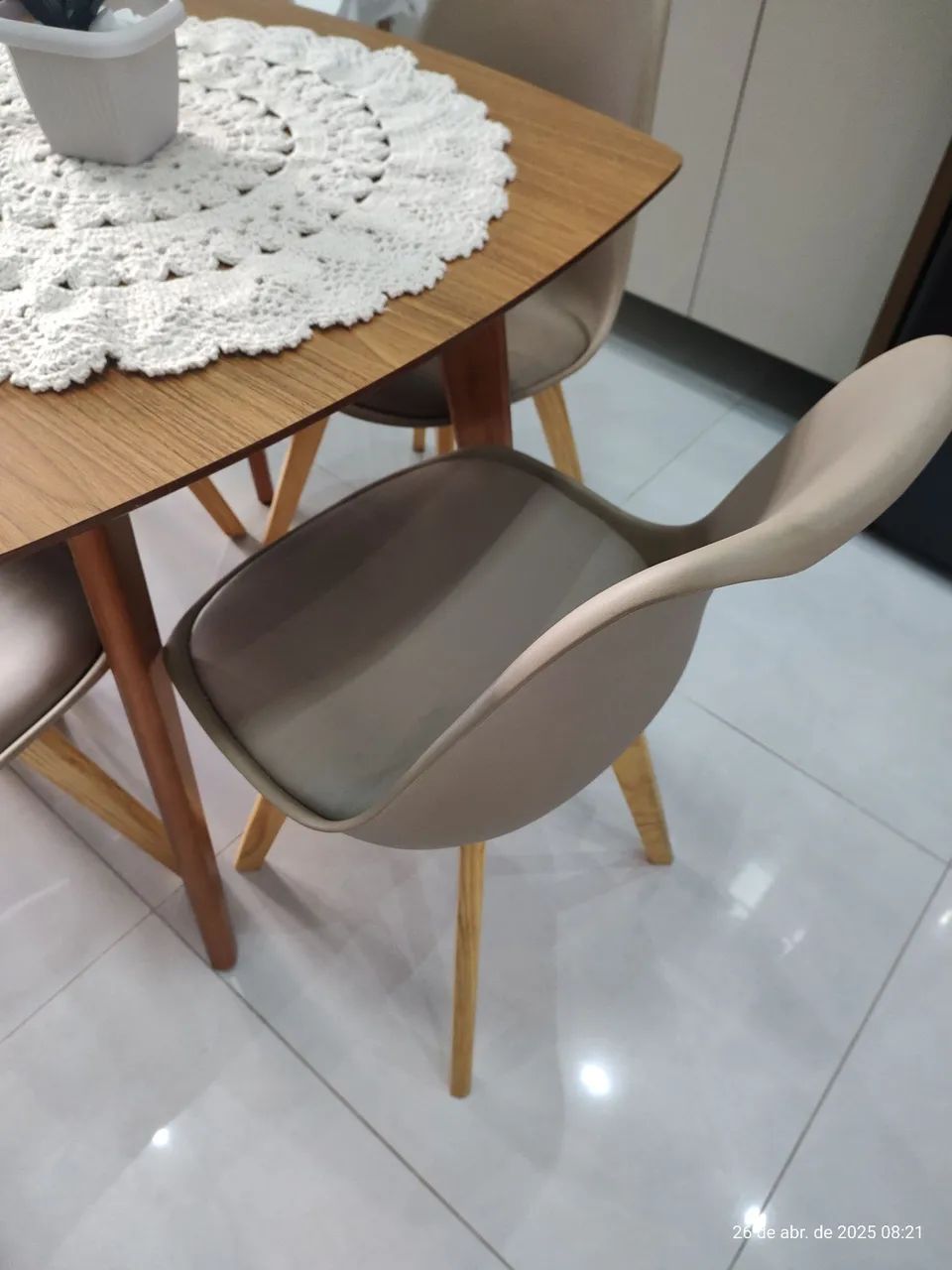 Mesa de Jantar 80x80 com 4 cadeiras almofadadas  - Foto 3