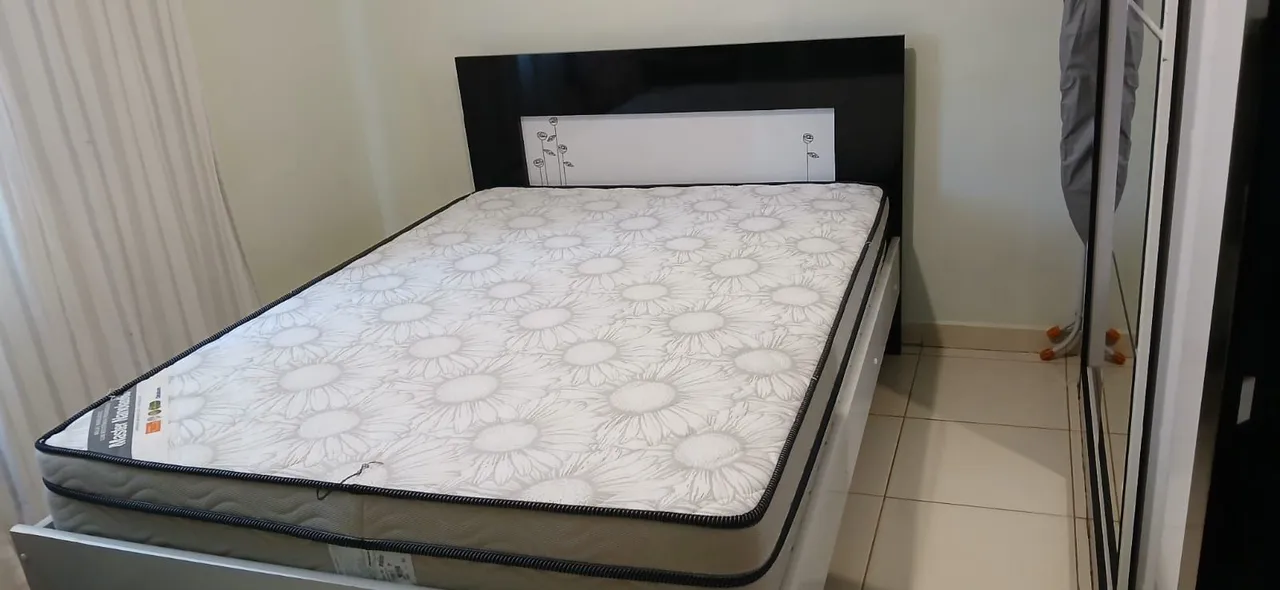 Cama e Colchão usado em quarto de visitas