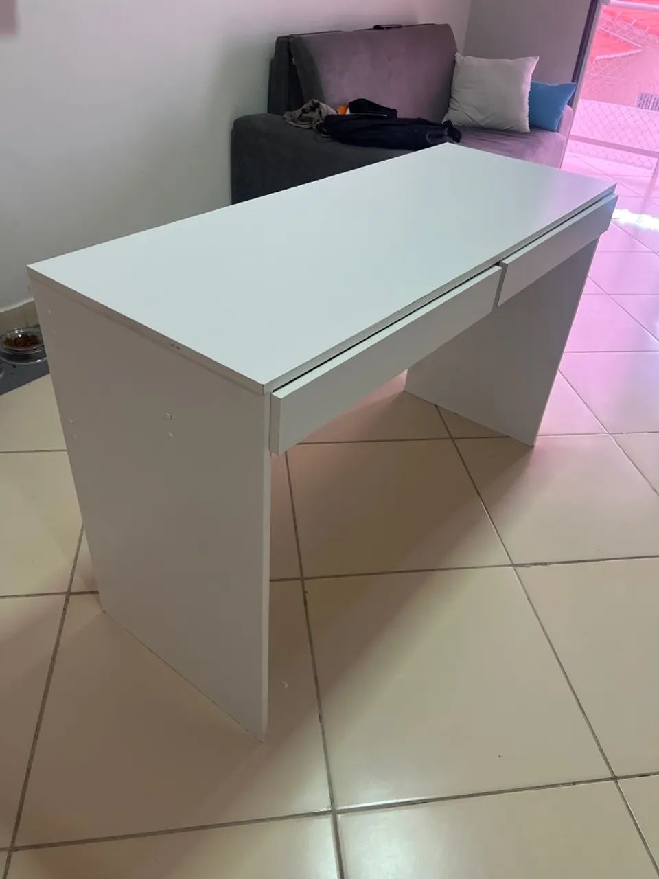 Escrivaninha branca com gaveta - Foto 2