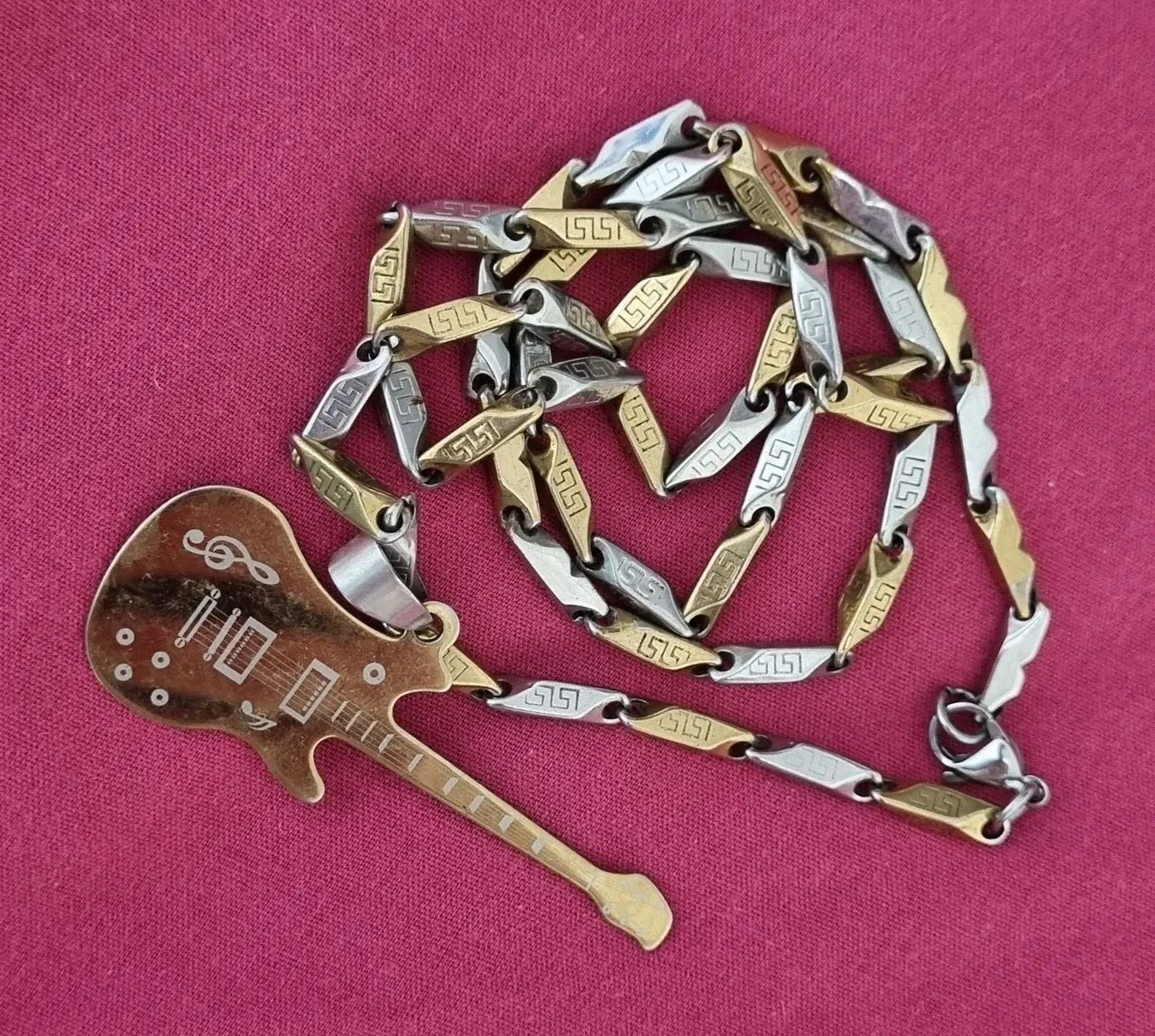 Colar Prata e Dourado com Pingente de Violão - Foto 3