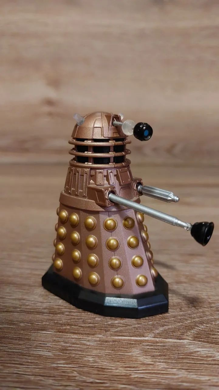 Dalek - Figura de Ação original com caixa e livro