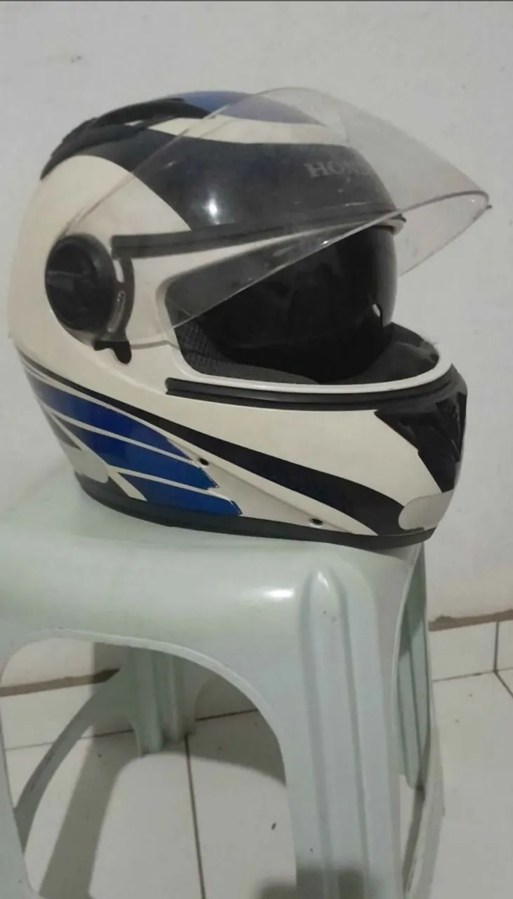 Capacete com design moderno e viseira interna "óculos"