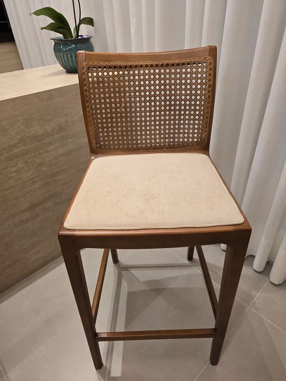 Banquetas de madeira com assento estofado - Foto 4
