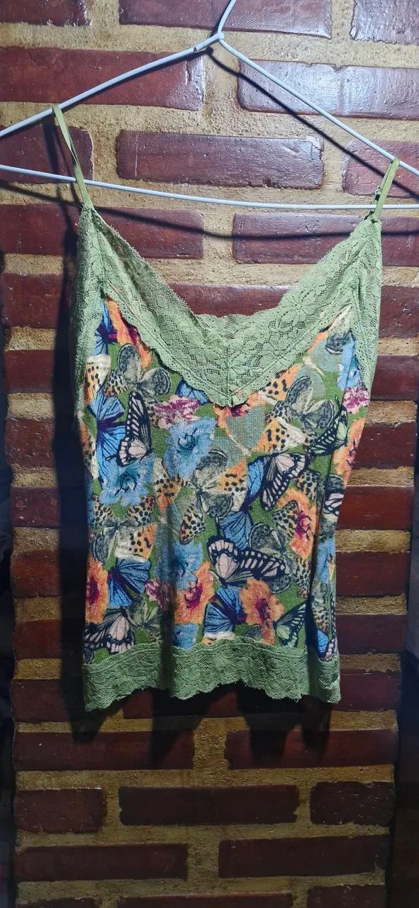 Regata estampada com detalhes em renda farm tam p