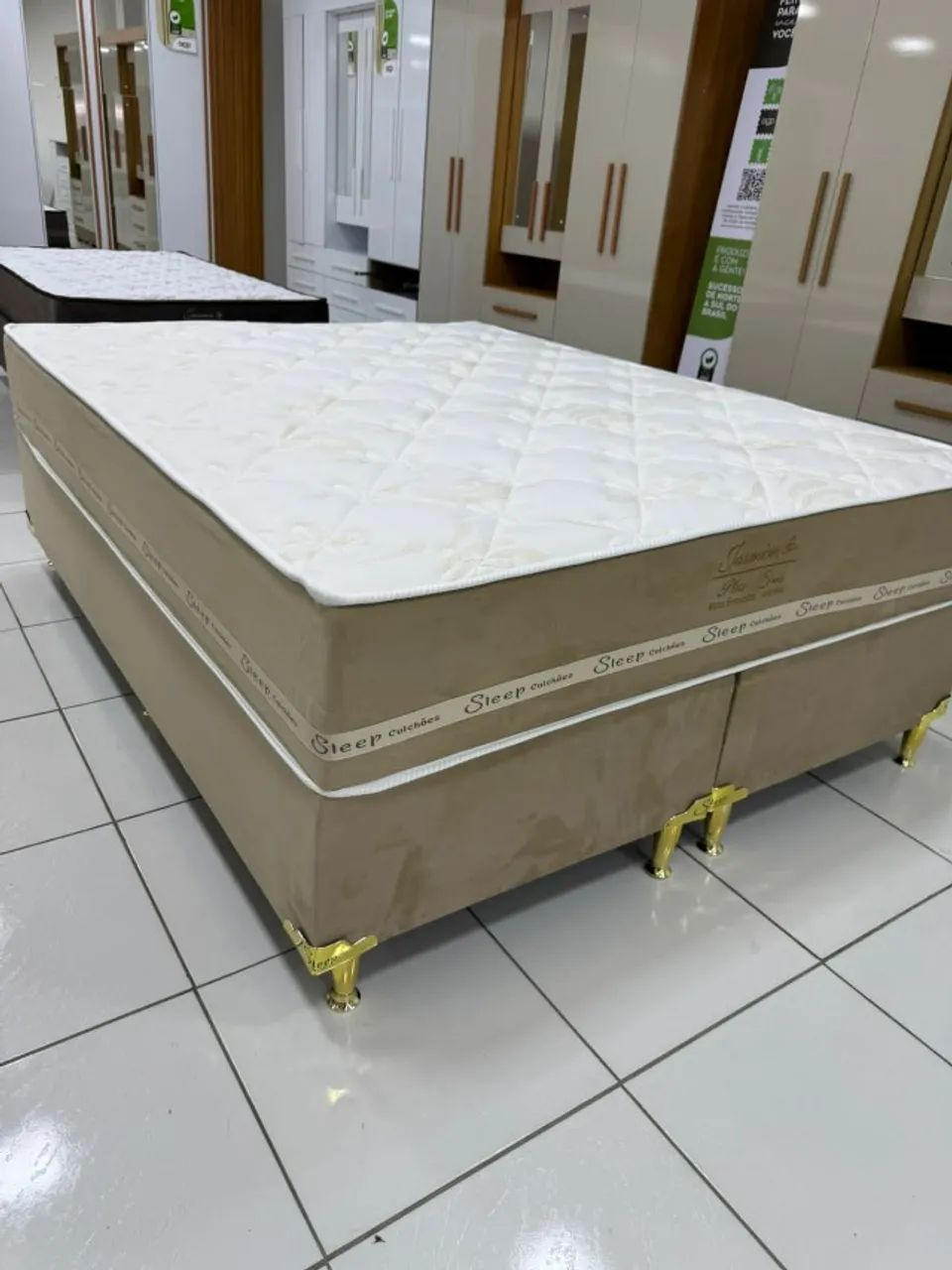 "Conforto e Suporte: Cama Queen com Molas Ensacadas e Revestimento em Tecido Poliéster"