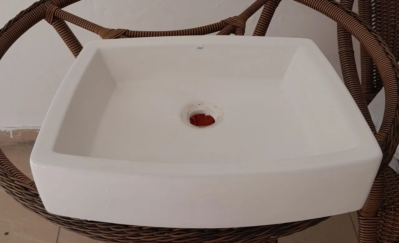 Cuba de banheiro em cerâmica branca