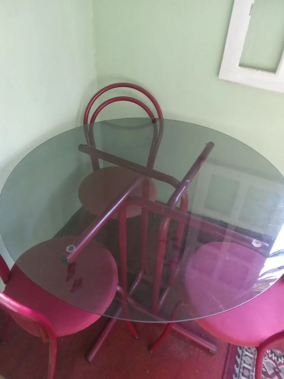 Mesa de jantar de vidro com 4 cadeiras estofadas