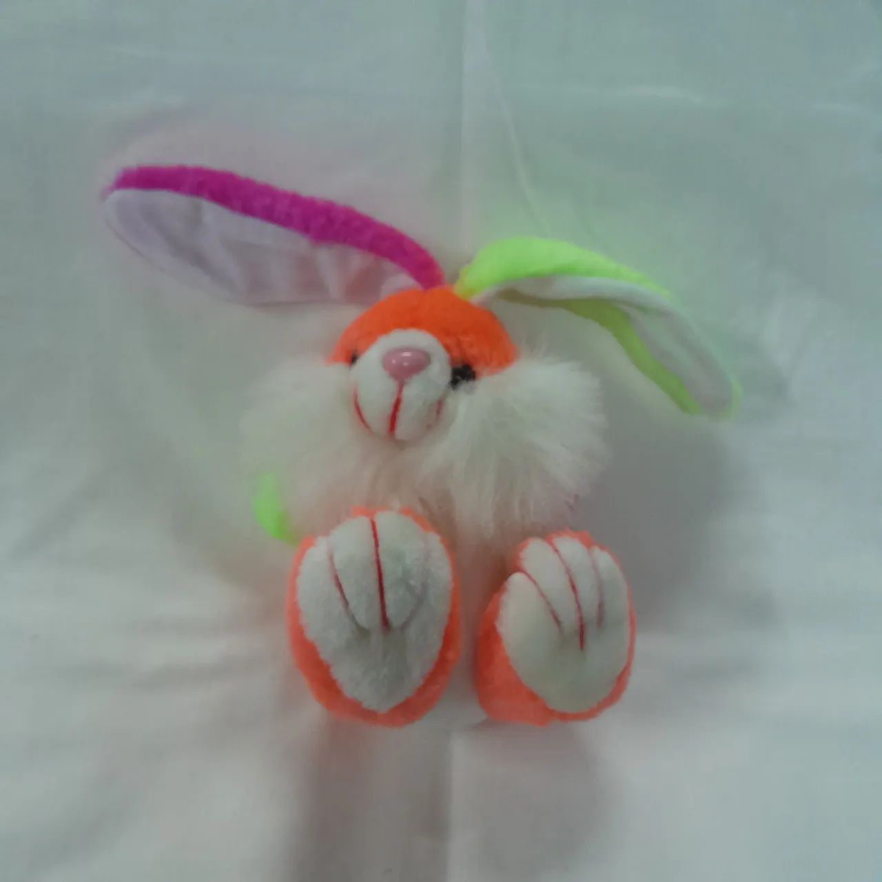 Coelho multicolorido - pelúcia - anos 90 - Foto 2