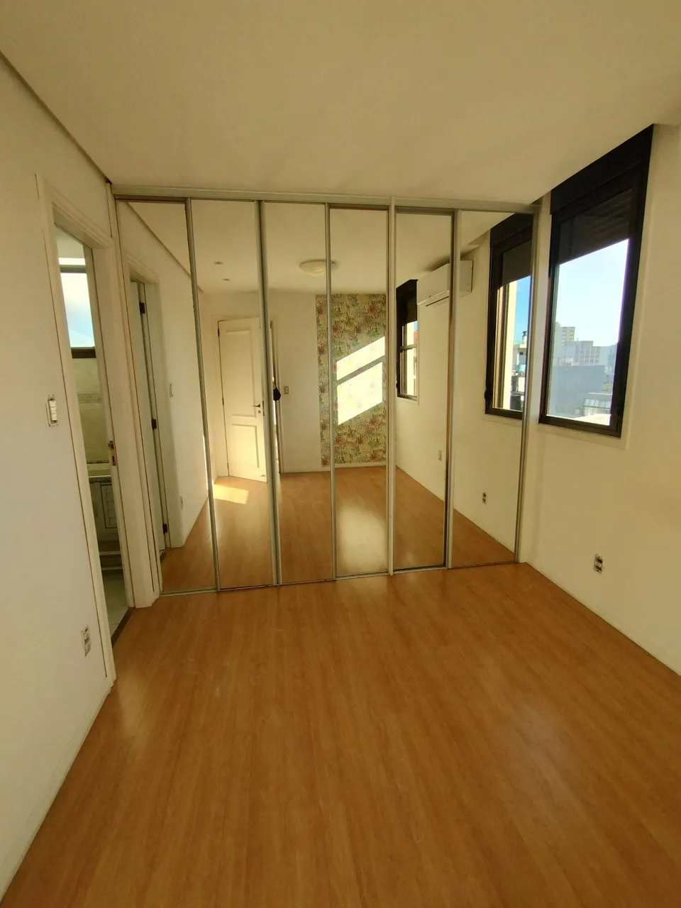 Guarda-Roupa com portas de espelho