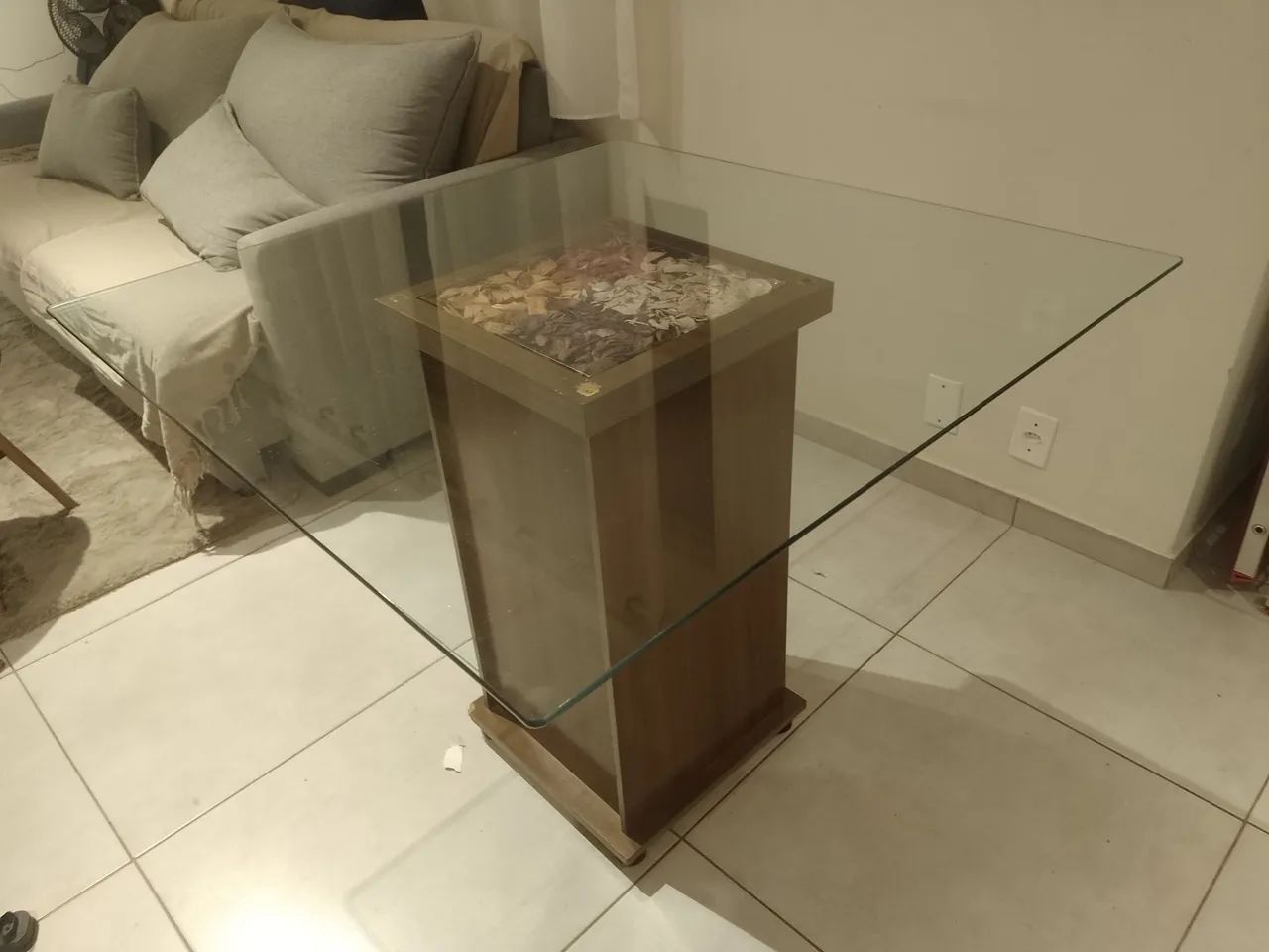 Mesa de vidro com base de madeira