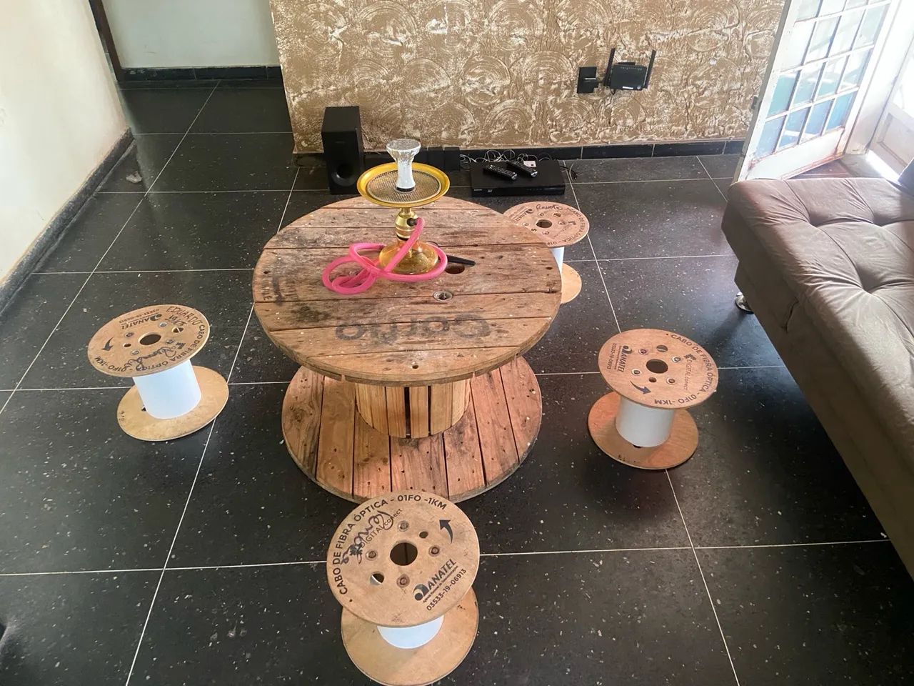 Mesa de carretel grande com 4 bancos! - Foto 3