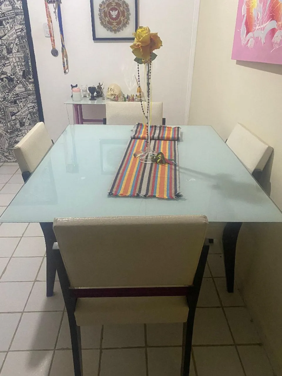 Mesa de jantar com tampo de vidro e 4 cadeiras
