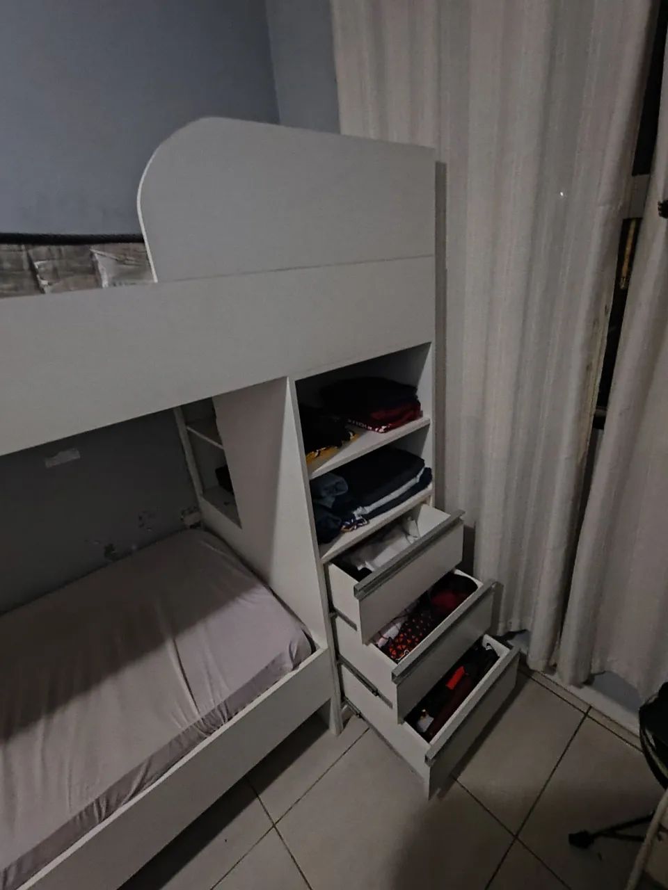 Beliche branca com escada e gavetas - Foto 3