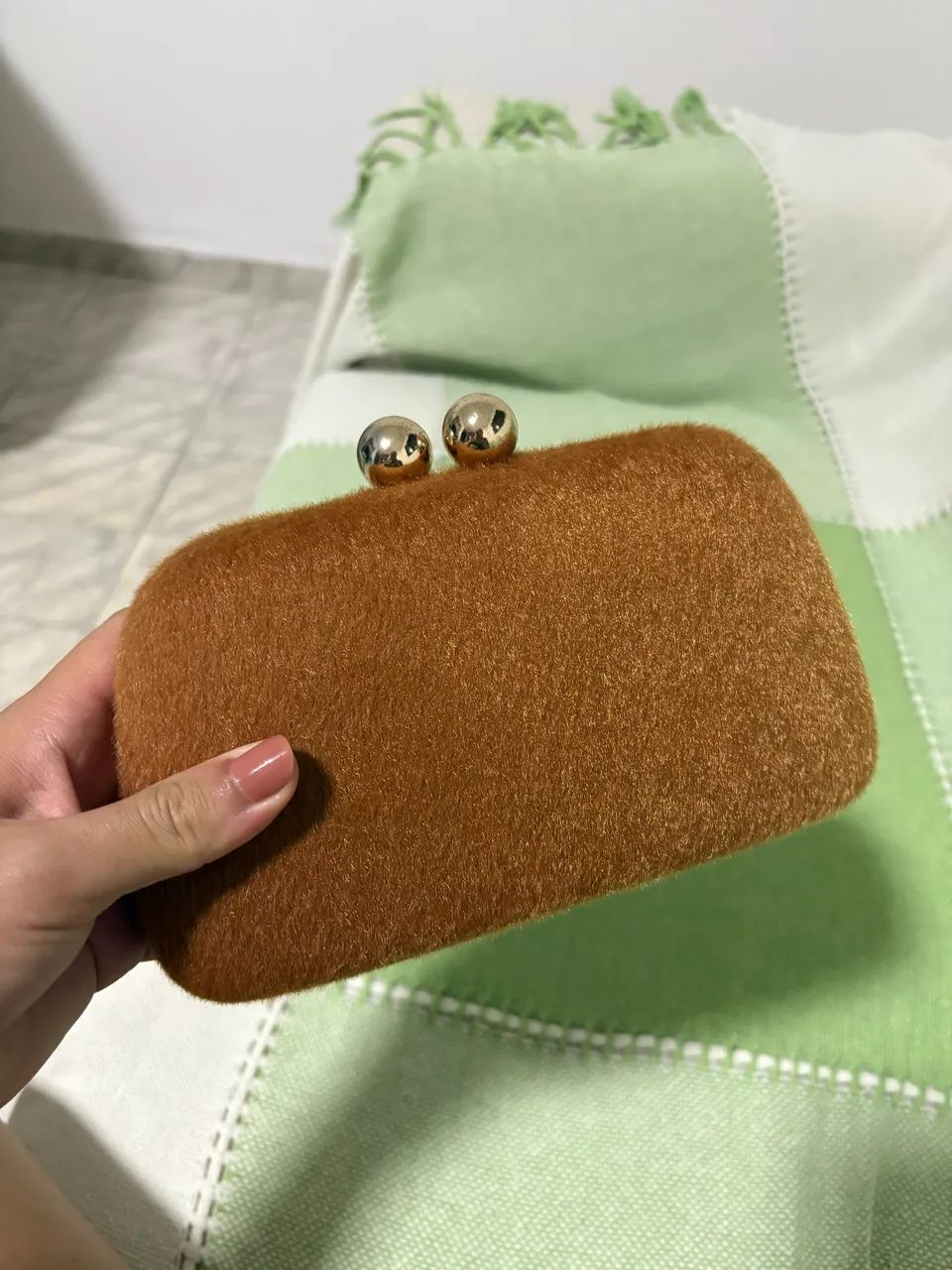 Clutch marrom de veludo