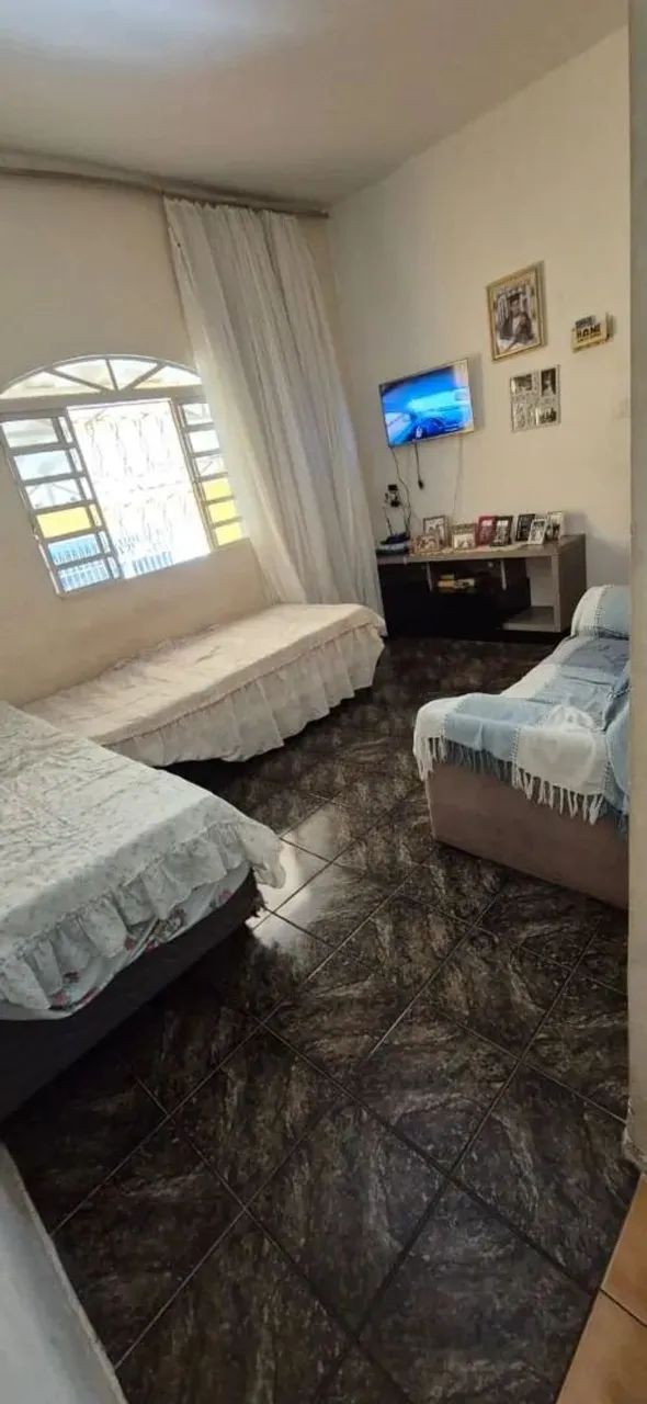Casa em bairro com ótima localização e quintal amplo - Foto 2