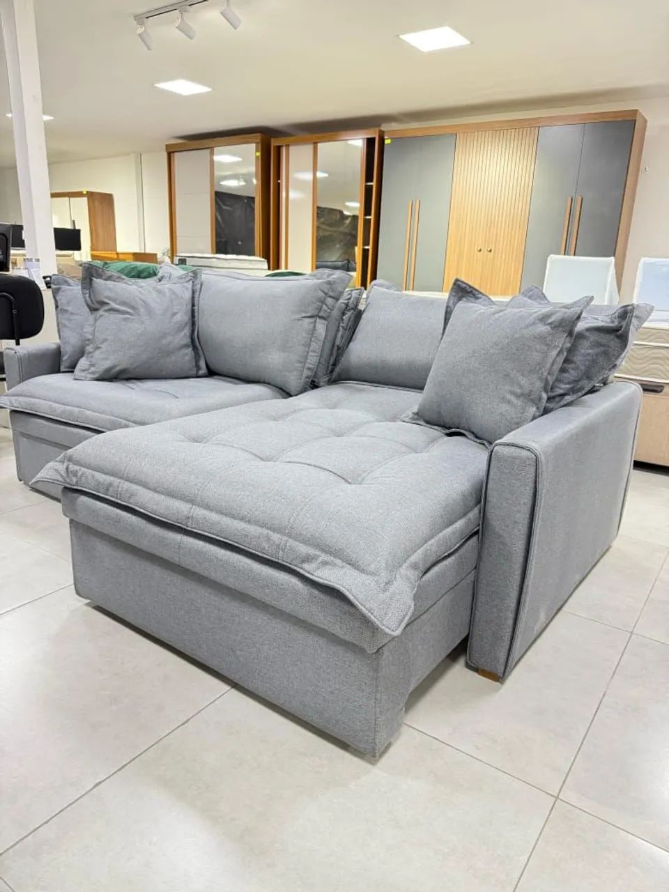 Sofá Cinza com Baú e Design Moderno - Foto 4