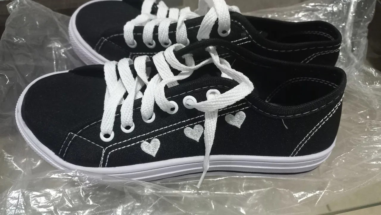 Tênis preto com detalhes de coração