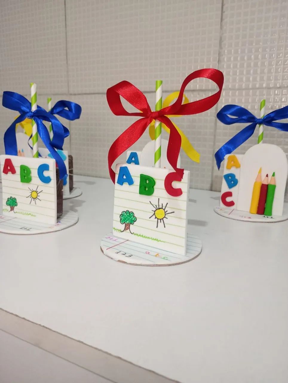 Bolo decorado com docinhos personalizados para aniversário - Foto 5