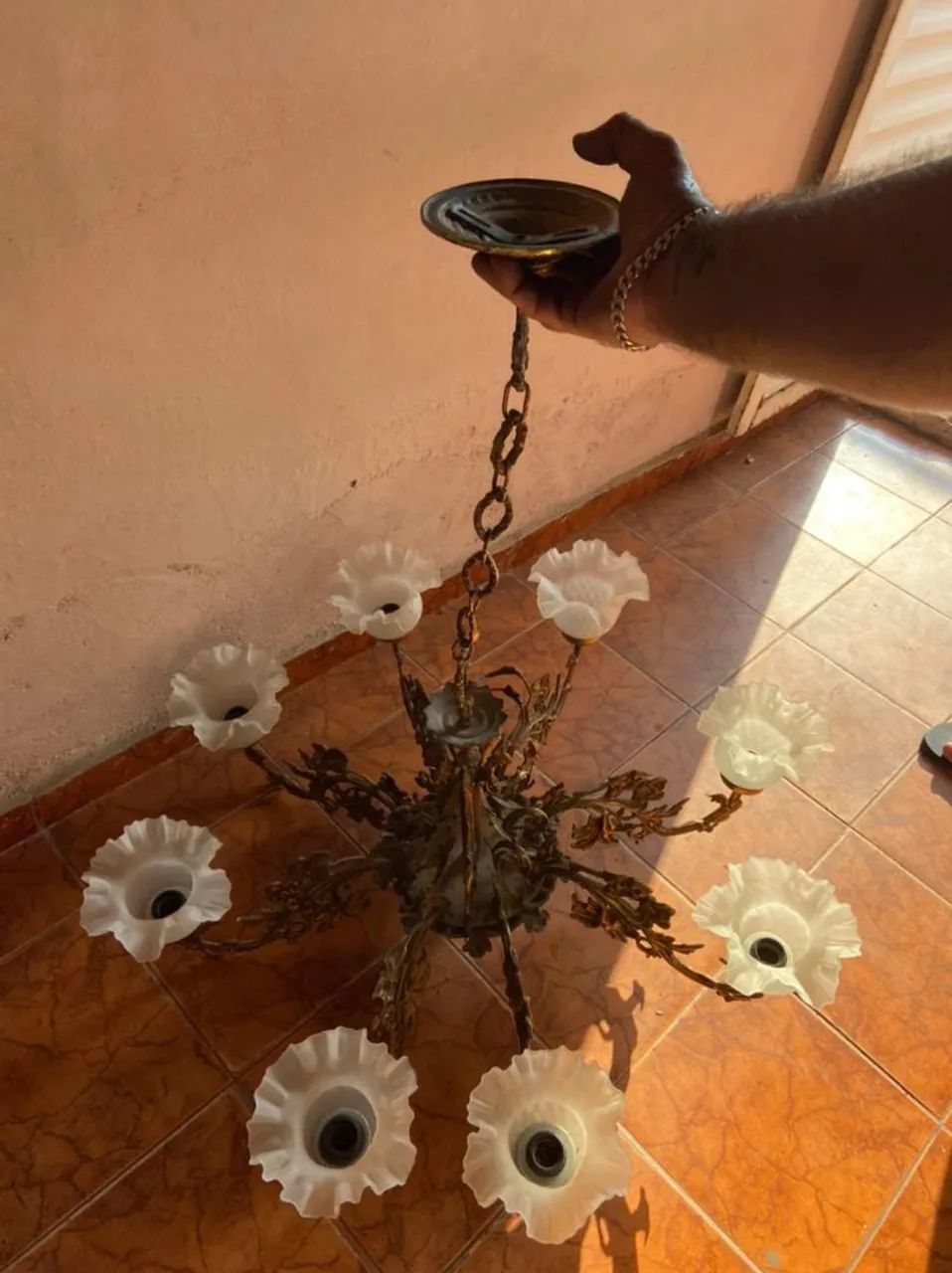 Lustre bronze com 8 copos antigo 