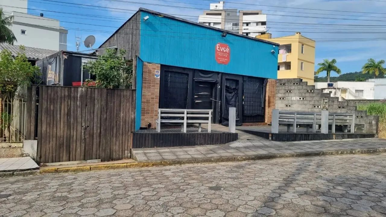 Casa modificada para comercio, localizada no centro de Siderópolis.