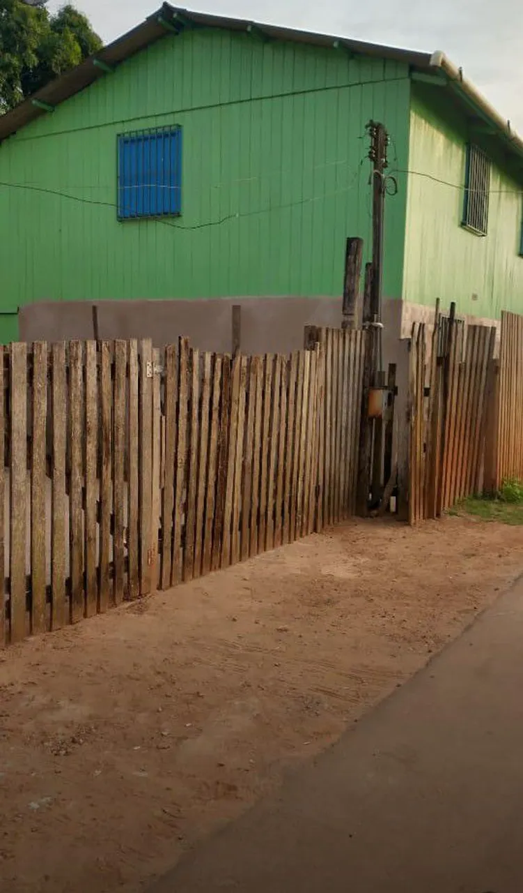 Casa de dois andares, com outra casa menor atrás.