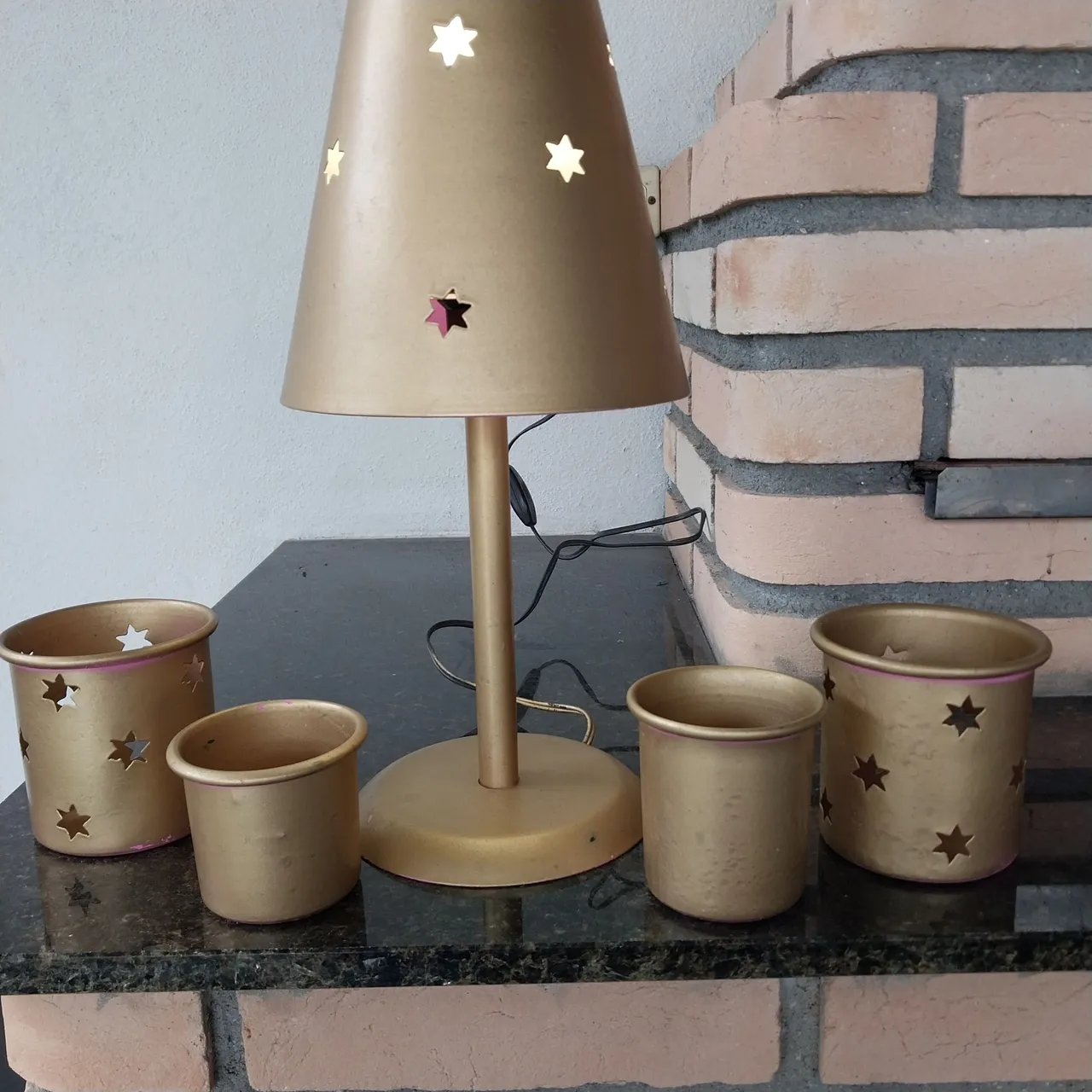 Conjunto Decorativo Luminária Dourada com Estrelas
