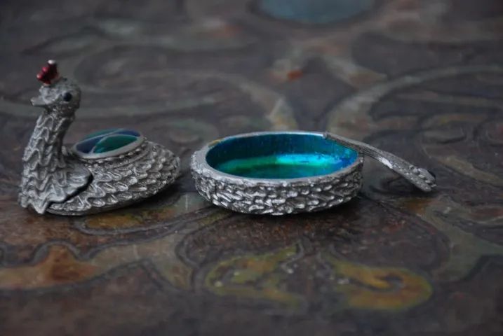 antigo porta comprimido , rape , anos 70 , forma pavao, metal e pedras , - Foto 2