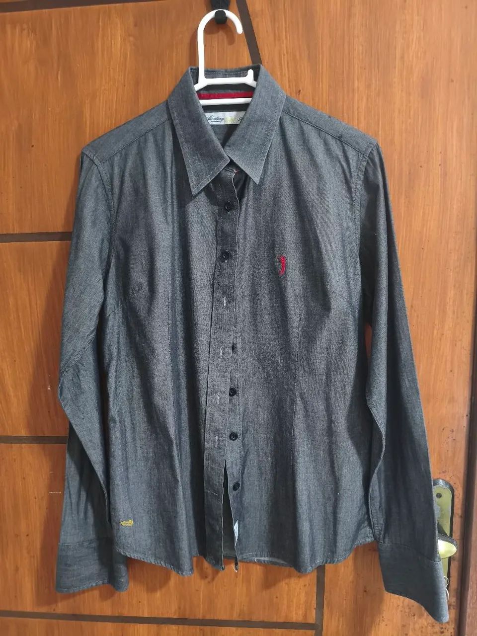 03 Camisas femininas da marca Aleatory em perfeito estado  - Foto 4