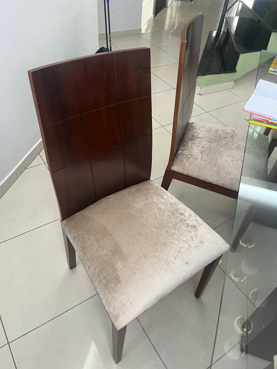 Vendo mesa com cadeiras, cômoda e cristaleira 