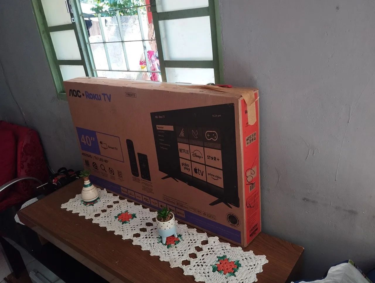 Vendo Smart AOC ROKU TV 40 polegadas nova nunca usada ganhei no sorteio de rifas da escola - Foto 2