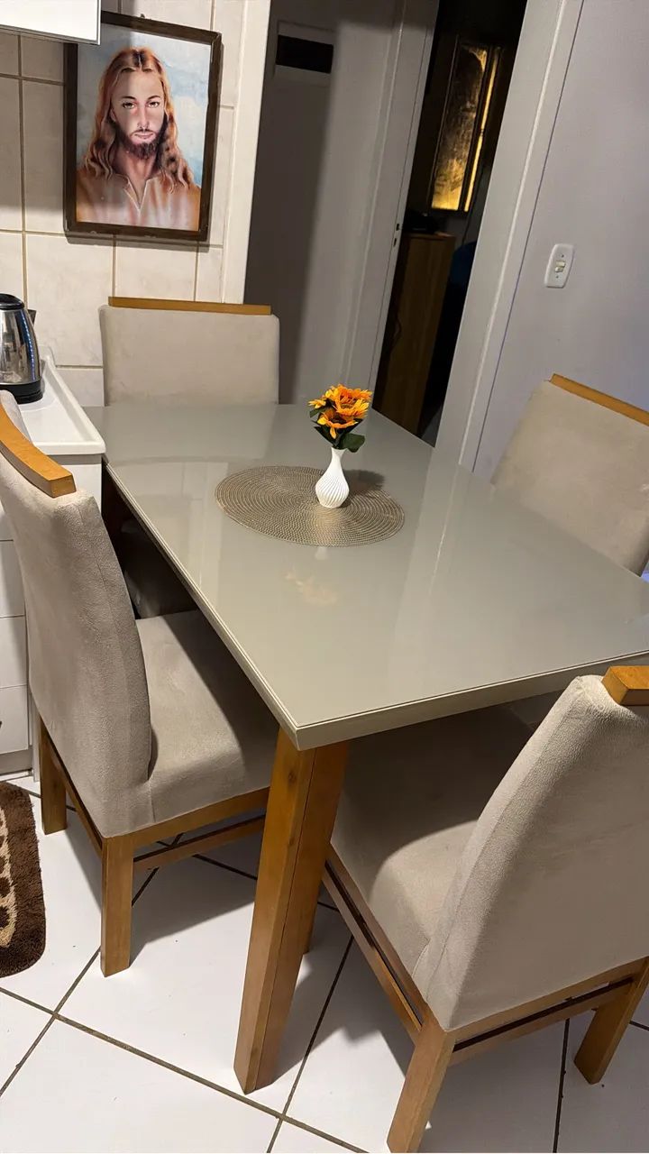 Mesa com 4 cadeiras 
