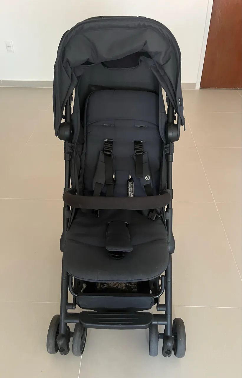 Carrinho de bebê compacto Maxi Cozi azul marinho  - Foto 2