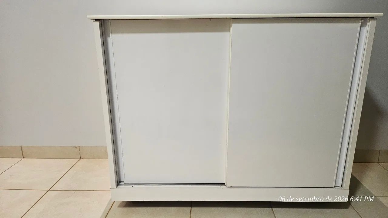 Cômoda branco 2 portas de correr e 4 gavetas - Ótimo estado!