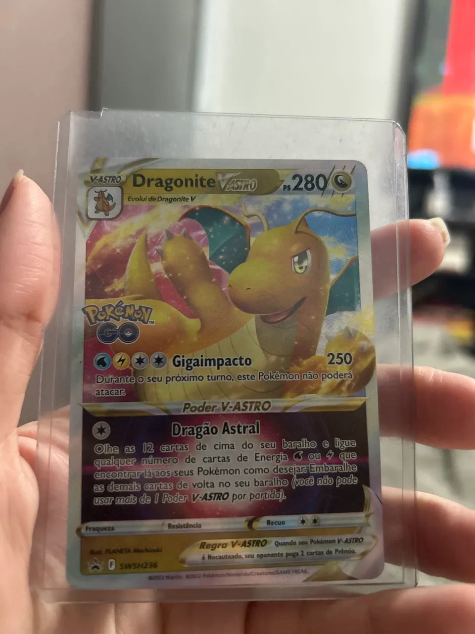 Carta Pokémon Dragonite V Astro