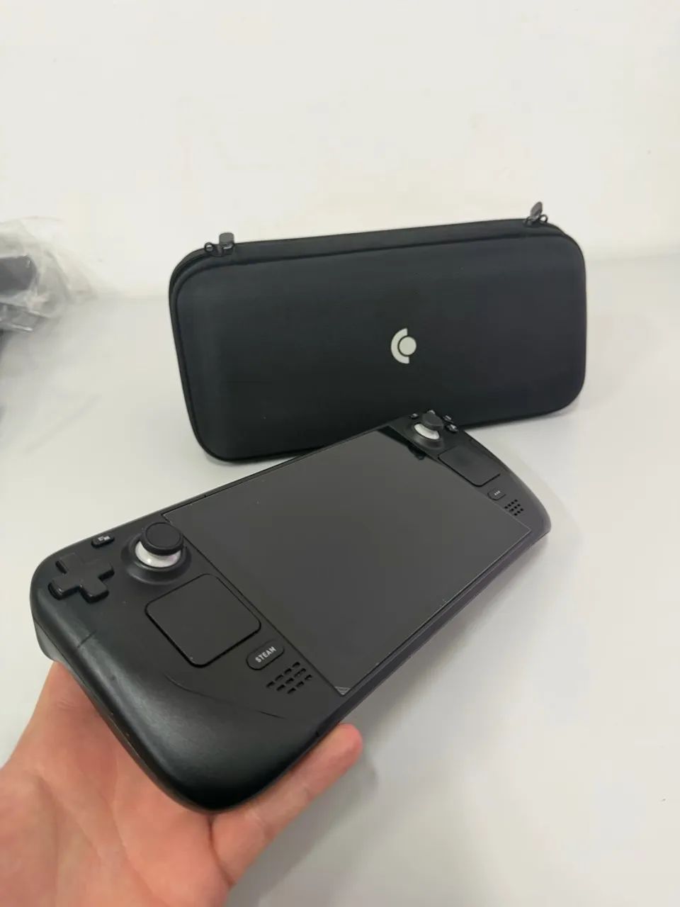 Vendo Steam Deck LCD 512gb - Semi Novo Detalhe na carcaça perto no