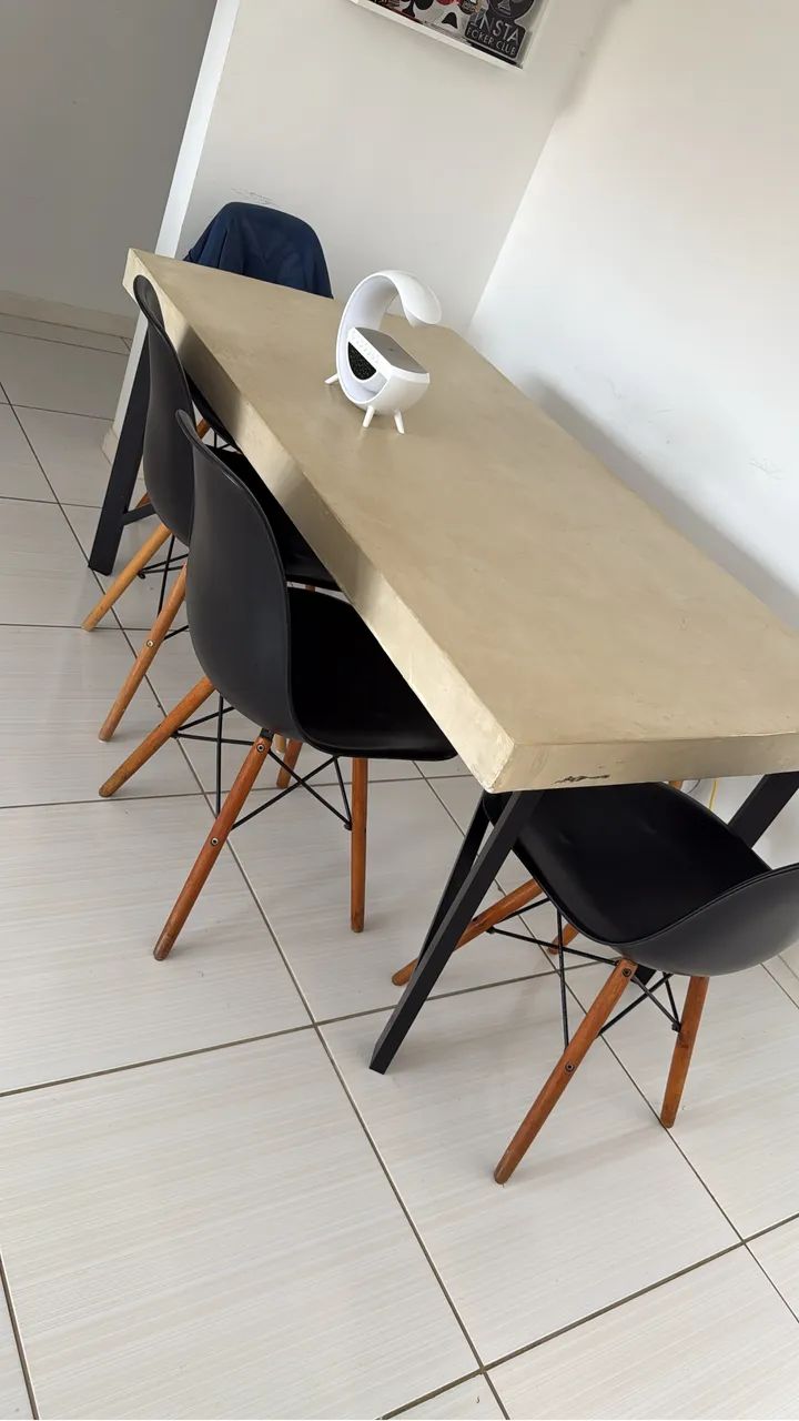Mesa de jantar com 4 cadeiras