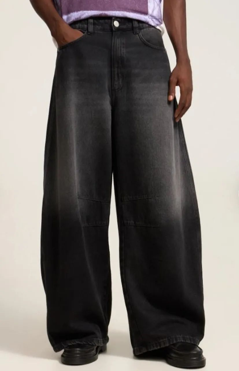 Calça Barrel em Jeans com Recortes e Pences - Foto 4