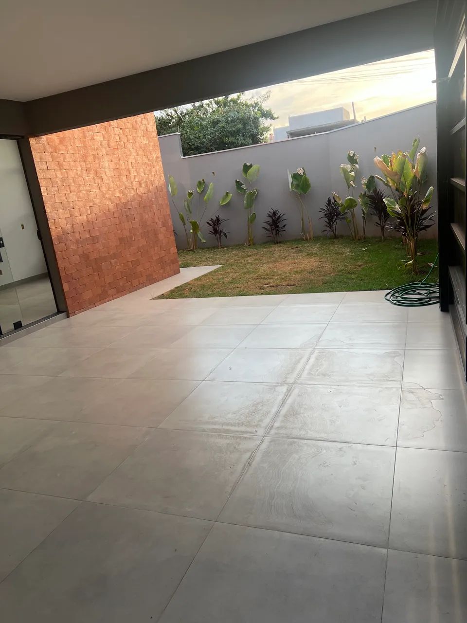 Linda Casa com quintal e paisagismo - Foto 3