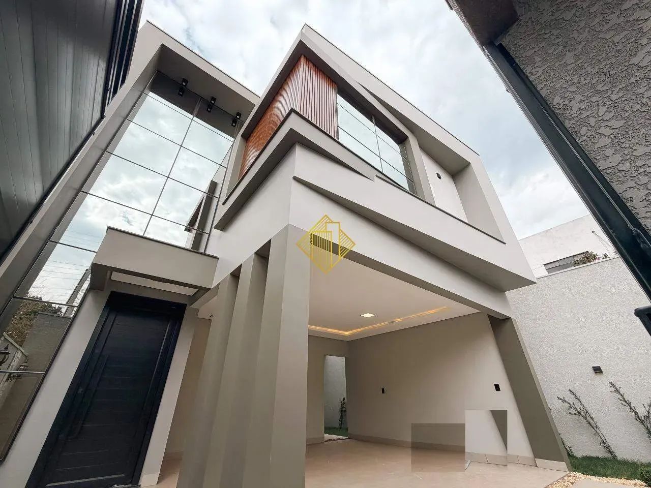 **SOBRADO COM 02 SUÍTES E 01 QUARTO  CENTRO** - Foto 3