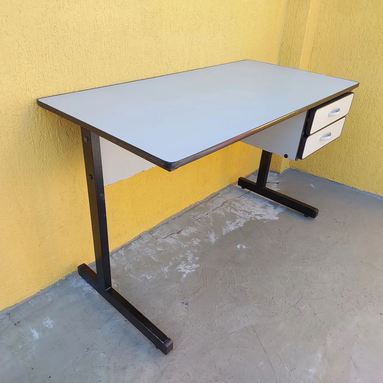 Mesa escritório com gavetas cinza - Foto 3