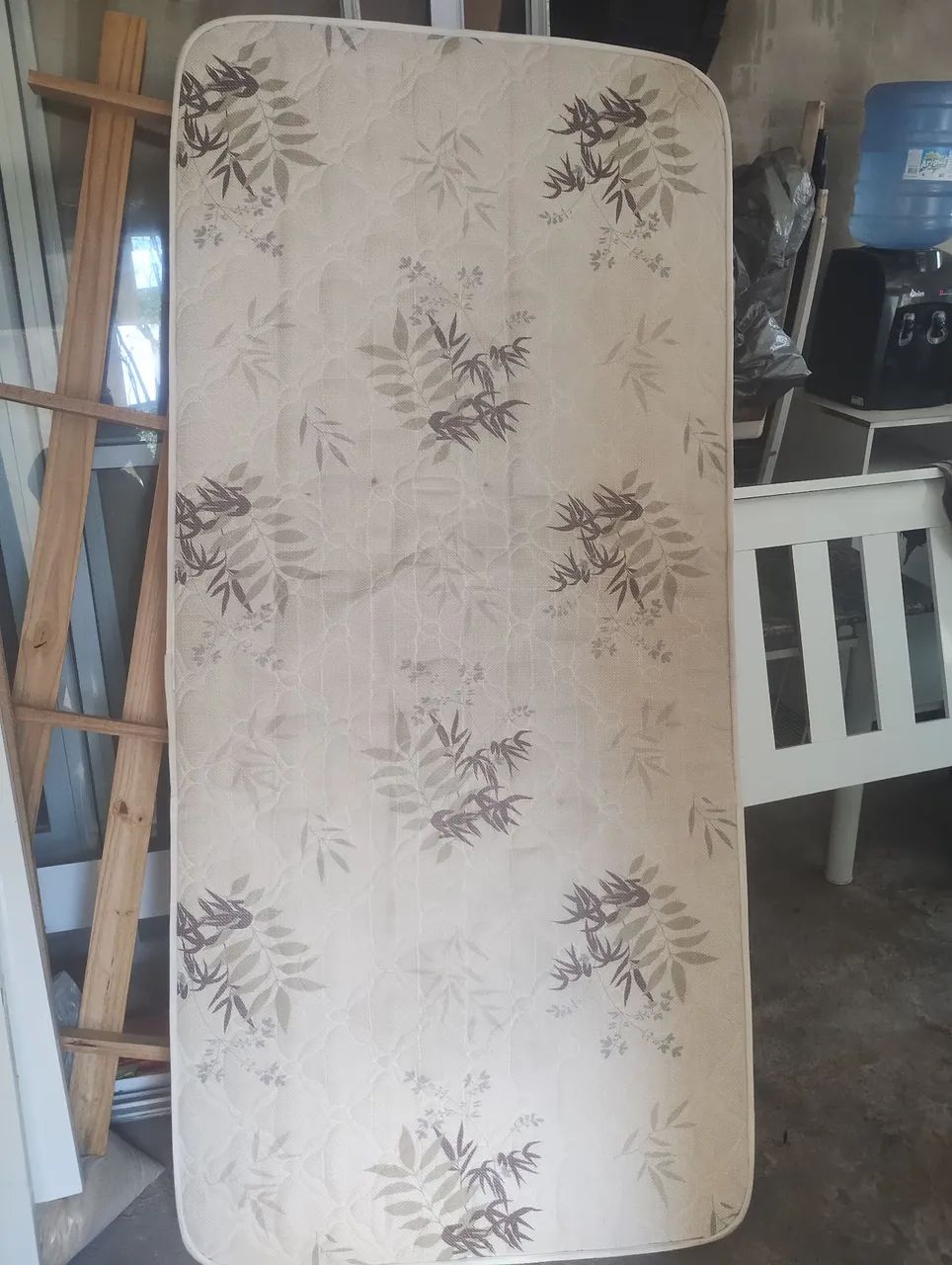 Vendo cama solteiro com colchão, cadeira de escritório e mesinha de canto. - Foto 2