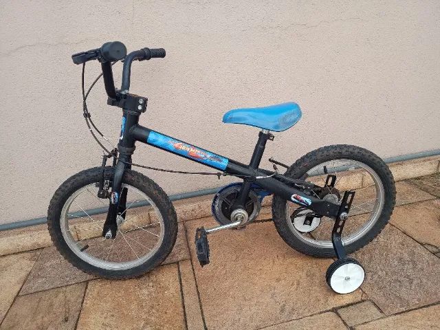 Bicicleta infantil aro 16 com rodinhas e pneus novos - Foto 4