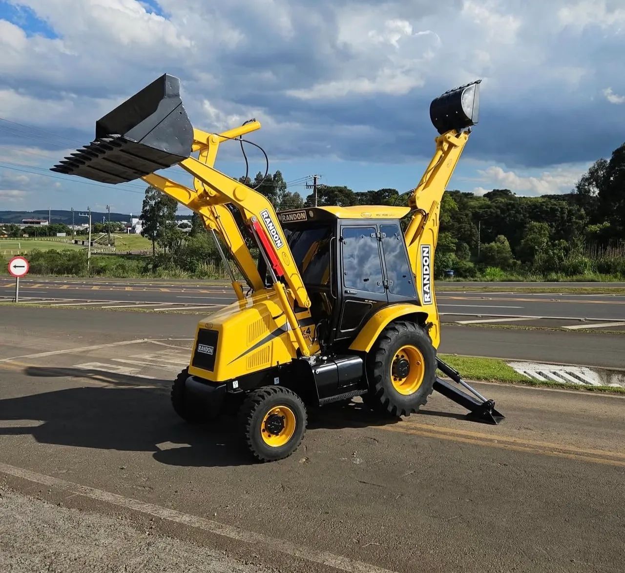 Retroescavadeira Randon RD 406 Advanced - Parcelamos