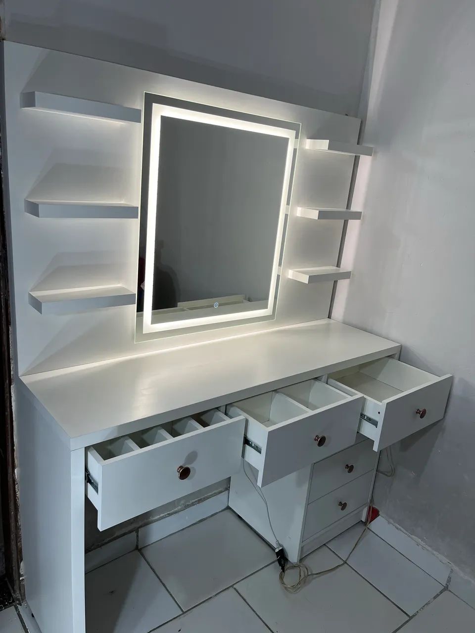 Penteadeira espaçosa com 6 gavetas e Led  - Foto 3
