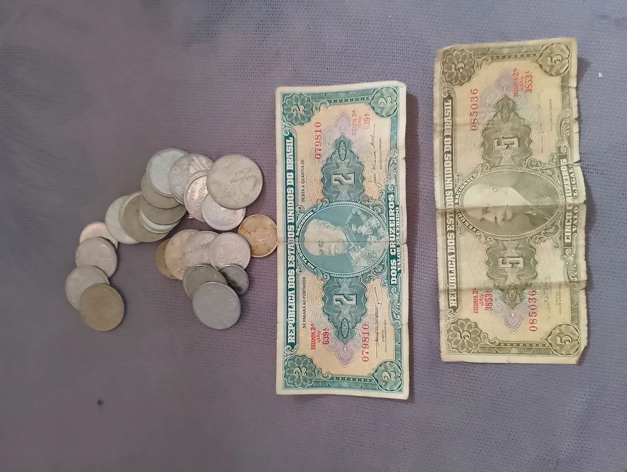 Moedas e cédulas antigas para colecionador