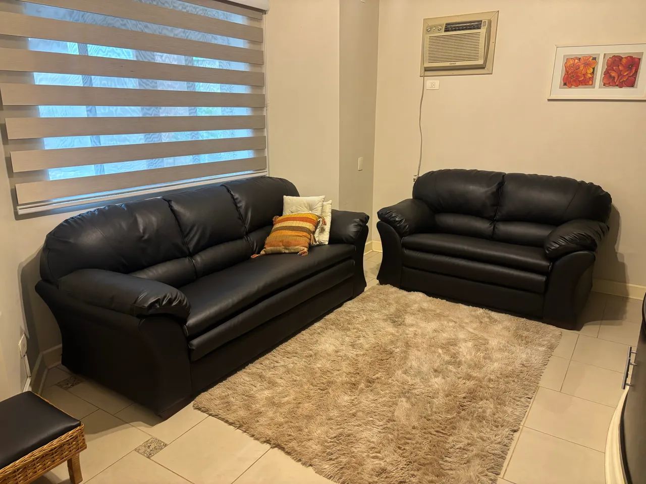 Conjunto de dois sofás + banco de brinde  - Foto 4