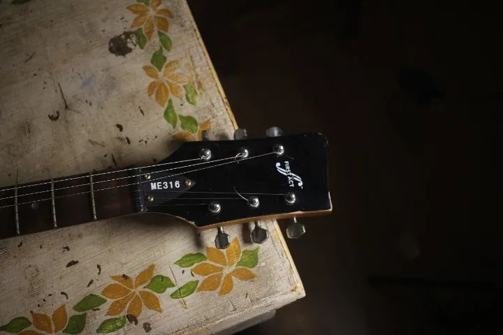 Guitarra First Act  - Foto 5