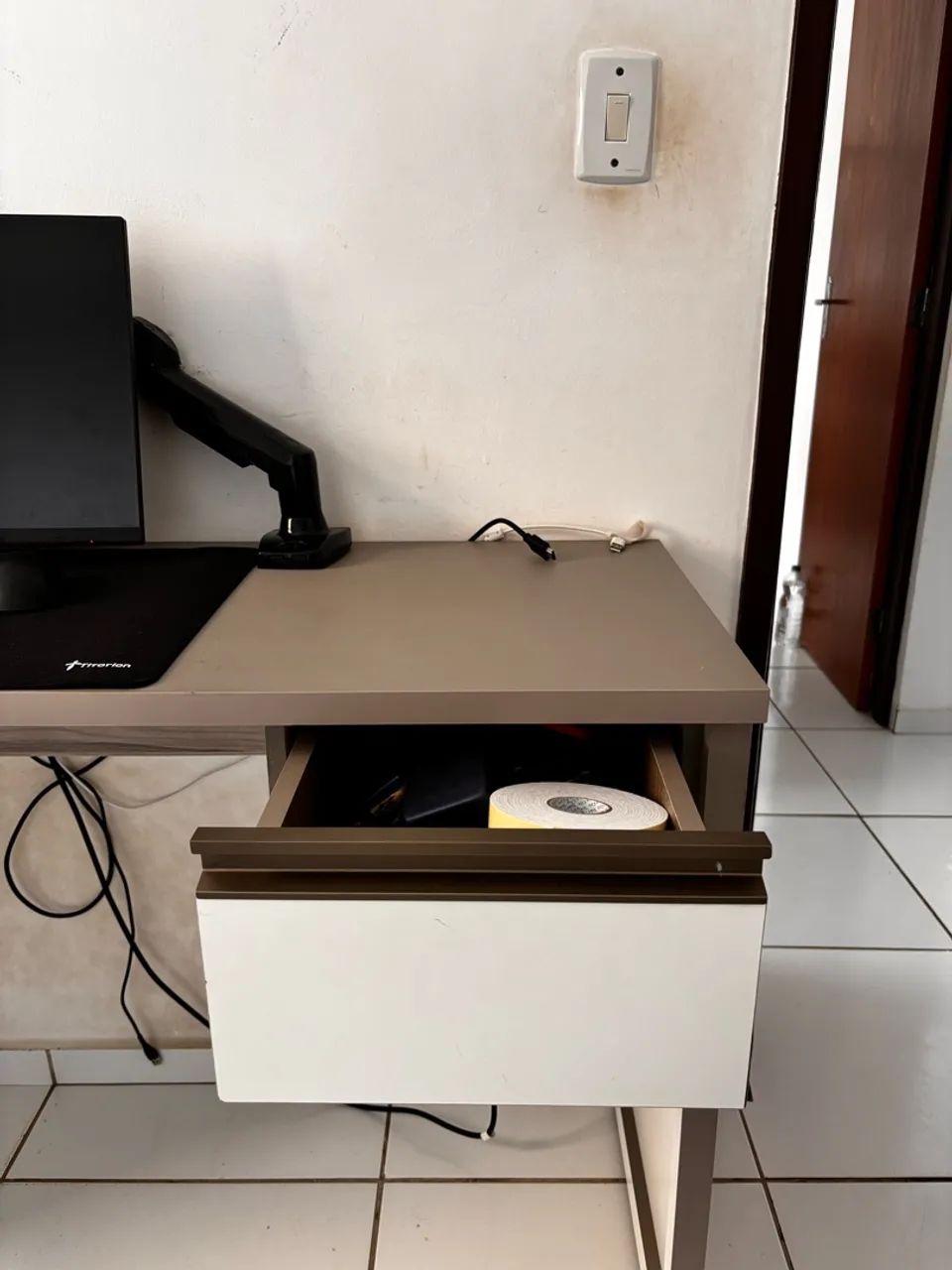 Mesa MDF Naval com Gaveta 1,10m x 45cm - R$ 300