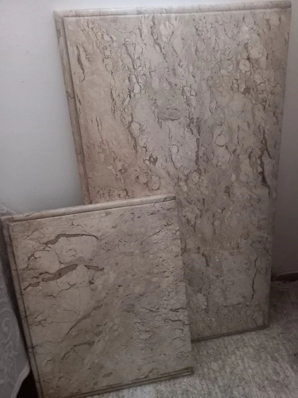 Vendo 01 pedra decorativa bege bahia de 85x 49 cm. Excelente tampo para mesa. R$ 120,00..